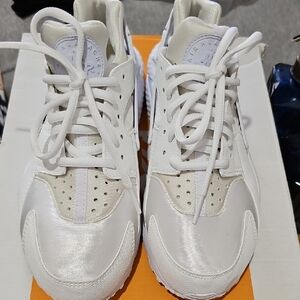 Nike Air  Huarache  All White Sneakers Womens Siz 7.5